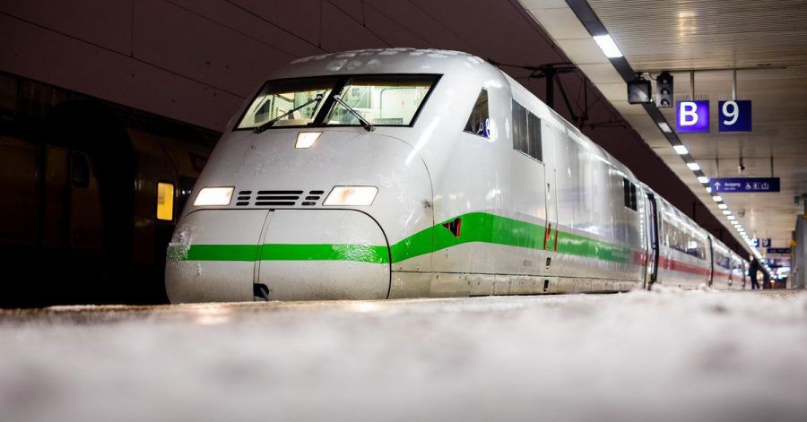 Ein Zug steht an einem verschneiten Bahnsteig im Hauptbahnhof von Hannover.