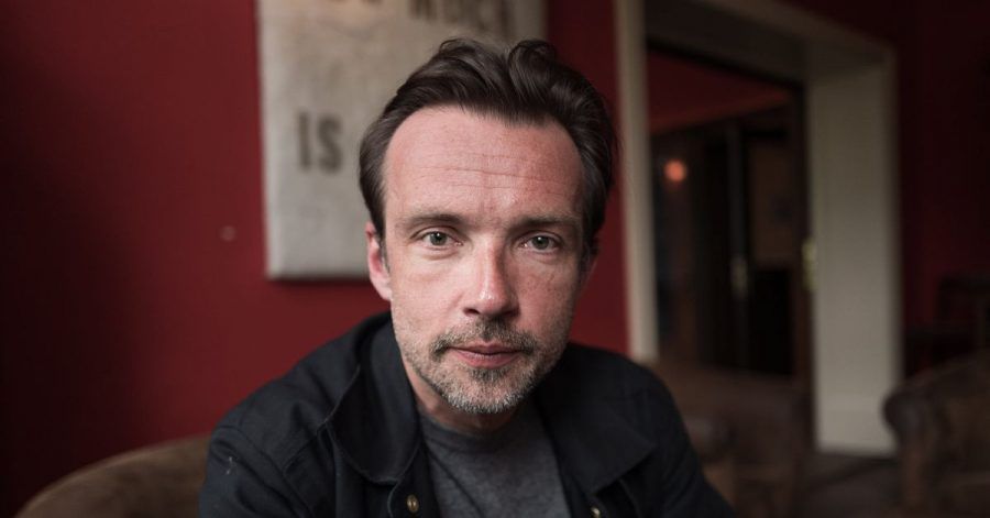 Der Schauspieler Lucas Gregorowicz ist zufrieden mit der Corona-Politik.