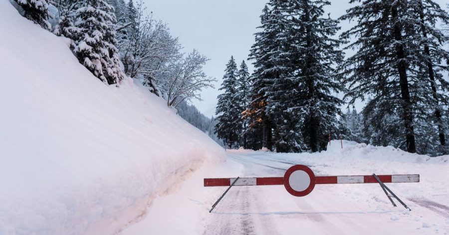 Eine Absperrung steht auf dem verschneiten Weg in den Schweizer Bergen nahe Orsieres.