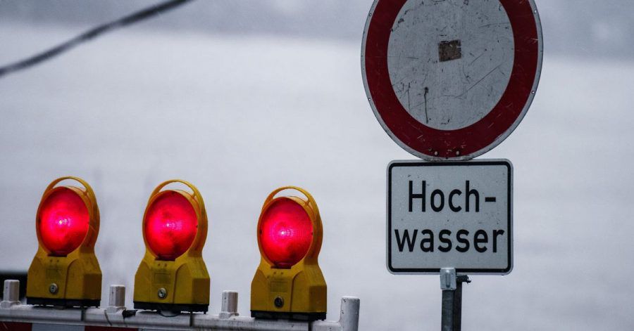 Ein Hochwasserschild steht am Rhein bei Mainz. Starkregen und Tauwetter sorgen aktuell in Rheinland-Pfalz für stark ansteigende Wasserstände.