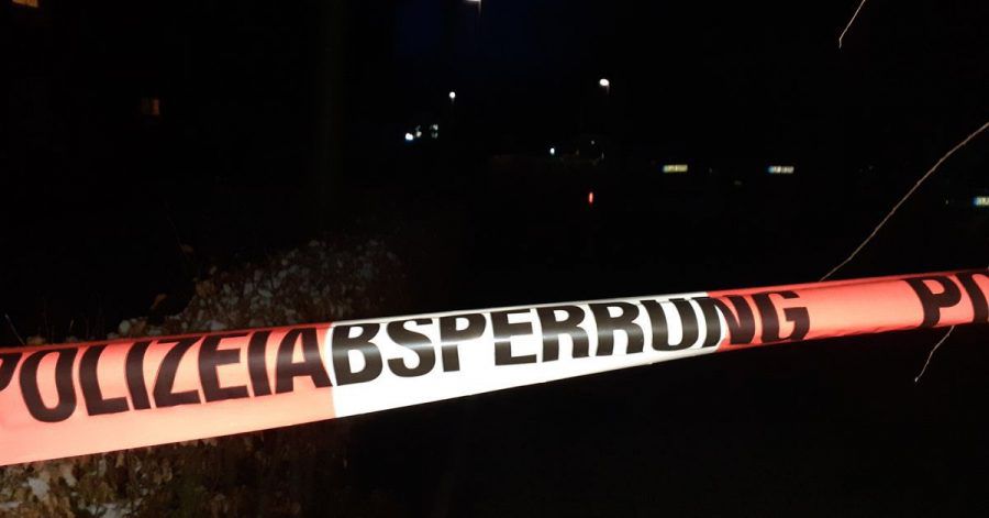 Polizeiabsperrung in einer Straße in Cloppenburg. Die Polizei hat dort einen toten Jungen und eine tote Frau gefunden.