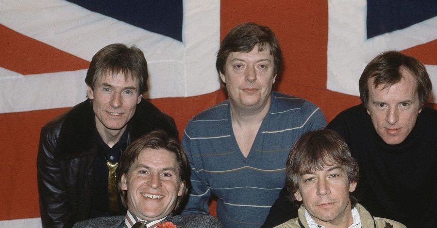 The Animals mit Hilton Valentine (l-r), Chas Chandler, John Steel (vordere Reihe), Alan Price und Eric Burdon 1983 in London.