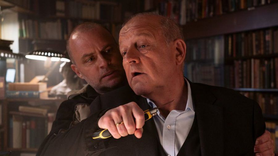 "Wilsberg: Unser tägliches Brot": Tobias Nagel (André Röhner, l.) verdächtigt Wilsberg (Leonard Lansink), dass er mit Niehoff zusammenarbeitet, um ihm einen Mord anzuhängen (cg/spot)