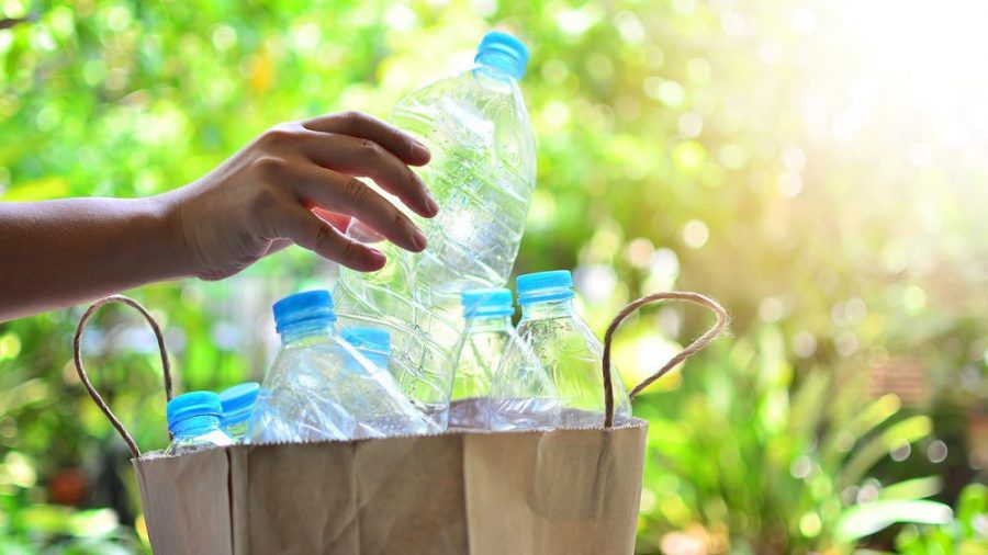 Plastikflaschen und Papiertüten sind umweltschädlicher als viele denken. (spot)