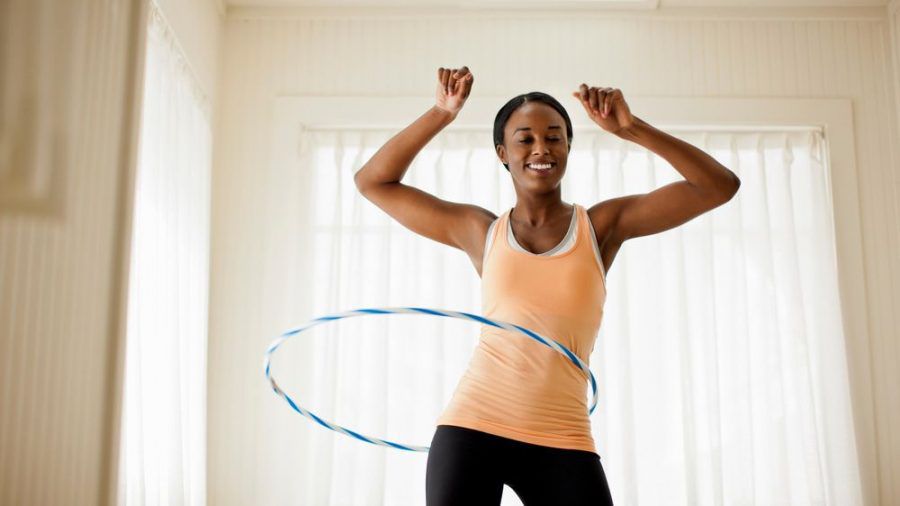 Für Hula-Hoop benötigt man nicht viel Raum - sogar das Wohnzimmer bietet genügend Platz. (ncz/spot)