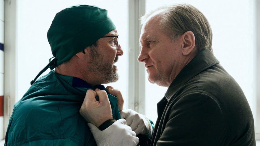 Polizist Bjørn (Ulrich Thomsen, r.) kann seine Wut auch gegenüber Kollegen nicht zurückhalten. (stk/spot)