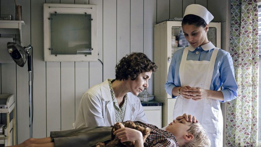 "Charité: Eiserne Lunge": Kinderärztin Dr. Ingeborg Rapaport (Nina Kunzendorf, l.) und Schwester Arianna (Patricia Meeden) kümmern sich um den kleinen Werner (Hugo Gross) (cg/spot)