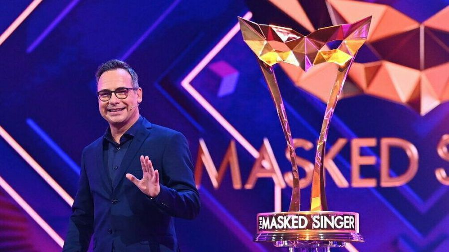 Matthias Opdenhövel führt als Moderator auch durch Staffel vier von "The Masked Singer". (cos/spot)