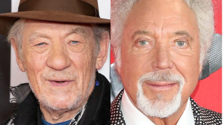 Ian McKellen (li.) und Tom Jones wurden bereits gegen das Coronavirus geimpft. (jom/spot)