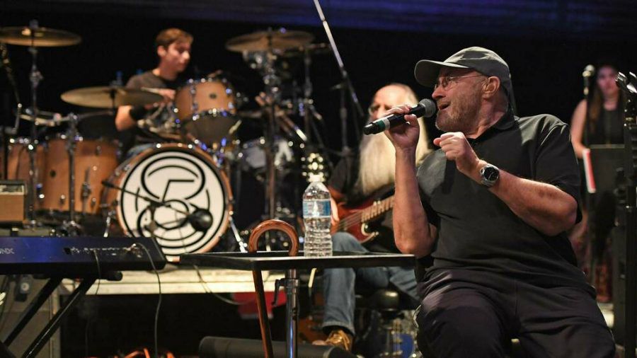 Phil Collins (r.) tritt heute häufig im Sitzen auf, am Schlagzeug ersetzt ihn sein Sohn Nic (l.). (wag/spot)