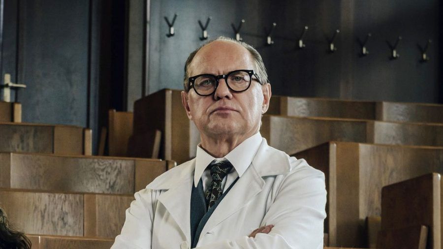 Uwe Ochsenknecht (oben) als Gynäkologe Prof. Helmut Kraatz in der 3. Staffel der historischen Krankenhausserie "Charité" (ili/spot)
