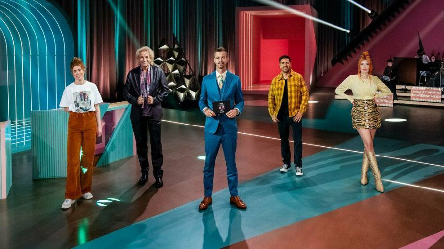 Joko Winterscheidt (Mitte) bleibt erst einmal Besitzer seiner eigenen TV-Show. (stk/spot)