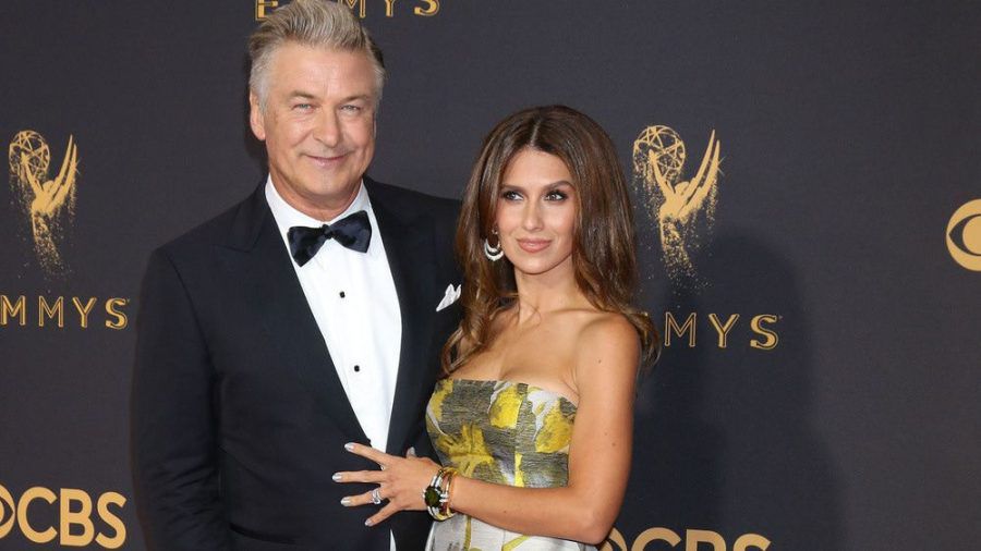 Alec und Hilaria Baldwin bei den Emmy Awards 2017. (jom/spot)