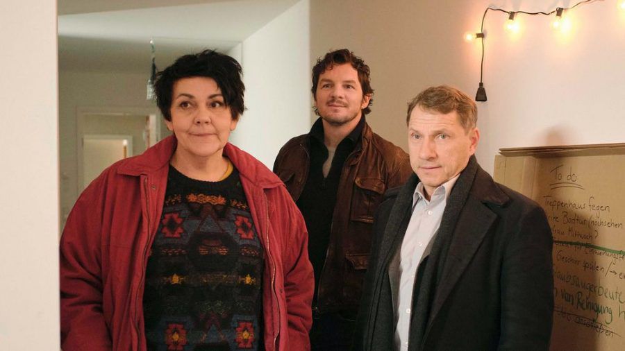 "Tatort: Das ist unser Haus": Ulrike (Christiane Rösinger) und die Kommissare Bootz (Felix Klare, m.) und Lannert (Richy Müller) (cg/spot)