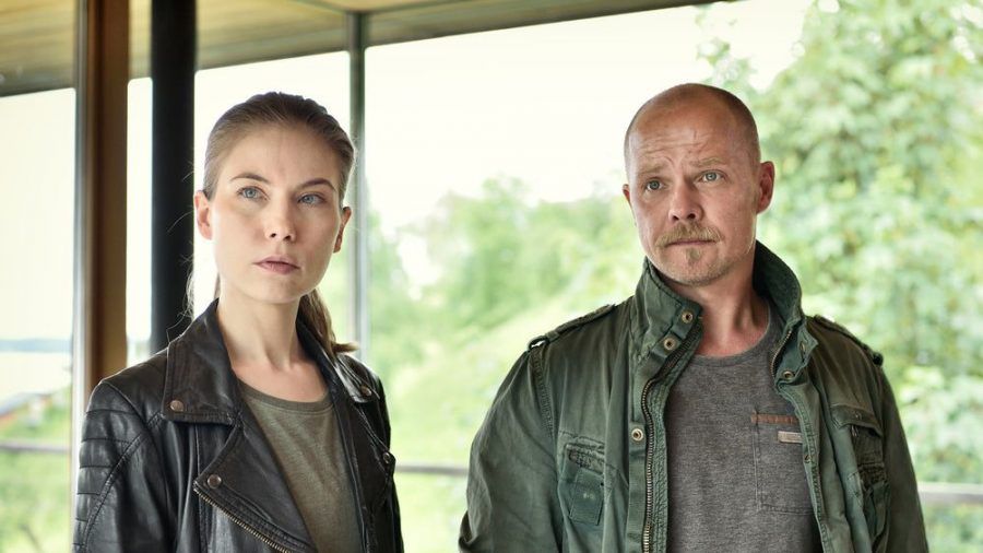 "Die Toten vom Bodensee - Der Wegspuk": Die Kommissare Micha Oberländer (Matthias Koeberlin) und Hannah Zeiler (Nora Waldstätten) überbringen brisante Neuigkeiten (cg/spot)