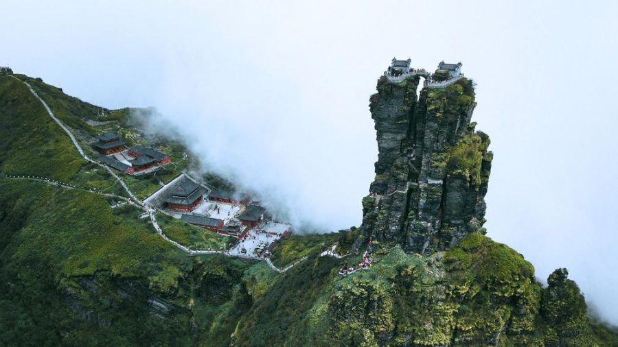 In Nebelschwaden gehüllt: die Zwillingstempel von Fanjingshan. (kms/spot)