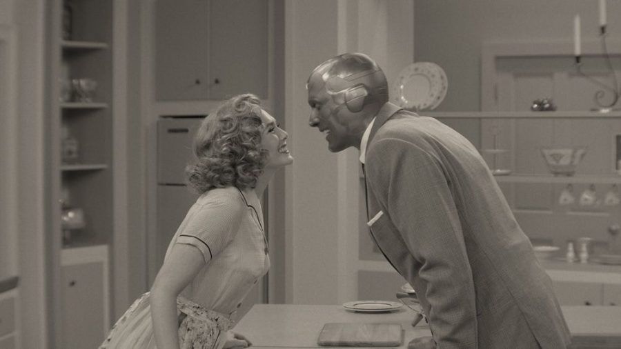 Elizabeth Olsen und Paul Bettany hat es als Wanda Maximoff und Vision in eine 1950er Jahre Sitcom verschlagen. (stk/spot)