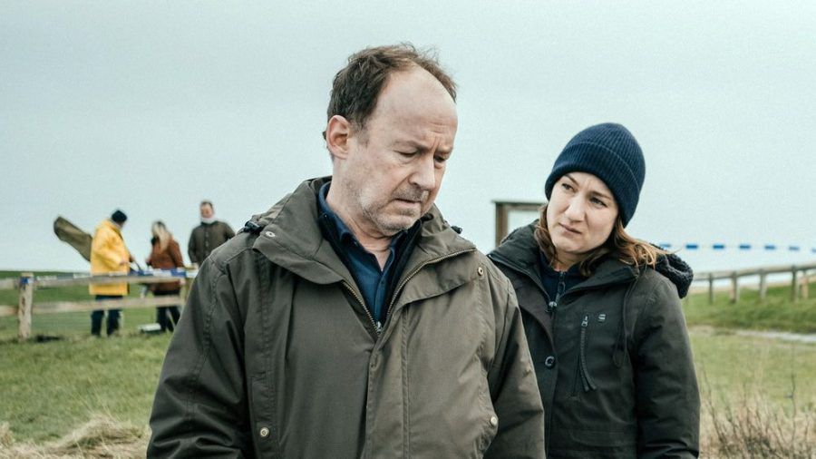 "Neben der Spur: Schließe deine Augen": Kommissarin Anna Bartholomé (Marie Leuenberger) und Psychiater Joe Jessen (Ulrich Noethen) haben es mit einem erneuten Leichenfund zu tun. (cg/spot)