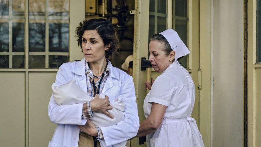 "Charité: Sepsis": Verzweifelt wartet Kinderärztin Ingeborg Rapoport (Nina Kunzendorf, l.) mit dem todkranken Baby auf dem Arm vor der Frauenklinik (cg/spot)