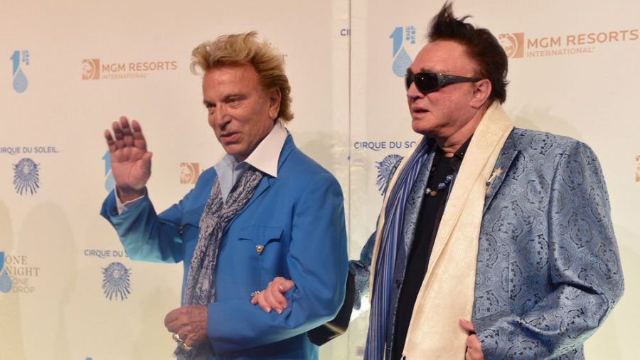 Siegfried (li.) mit Magier-Kollege Roy auf einer Las-Vegas-Veranstaltung im Jahr 2014. (jom/spot)