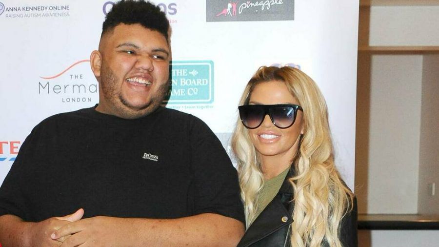 Katie Price und Sohn Harvey auf einer Veranstaltung im Mai 2019. (jom/spot)