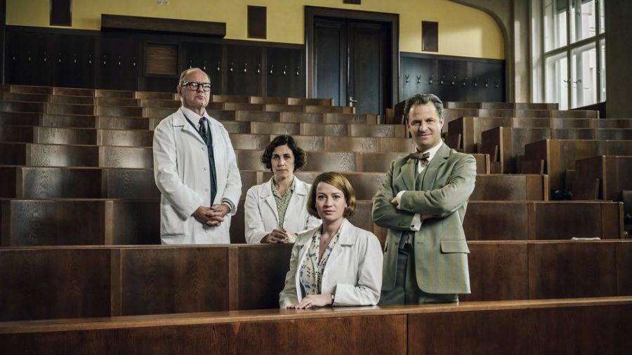 "Charité": In den Hauptrollen der dritten Staffel (v.l.): Gynäkologe Prof. Helmut Kraatz (Uwe Ochsenknecht), Kinderärztin Ingeborg Rapoport (Nina Kunzendorf), die junge Ärztin Dr. Ella Wendt (Nina Gummich) und Serologe Prof. Otto Prokop (Philipp Hochmair) (ili/spot)