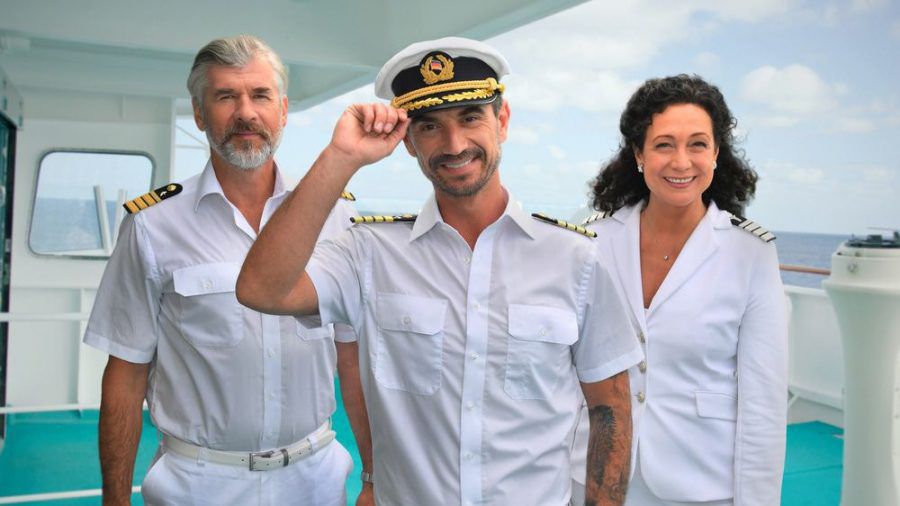 "Das Traumschiff" (v.l.): Staff-Kapitän Martin Grimm (Daniel Morgenroth), Kapitän Max Parger (Florian Silbereisen), Hoteldirektorin Hanna Liebhold (Barbara Wussow) (ili/spot)