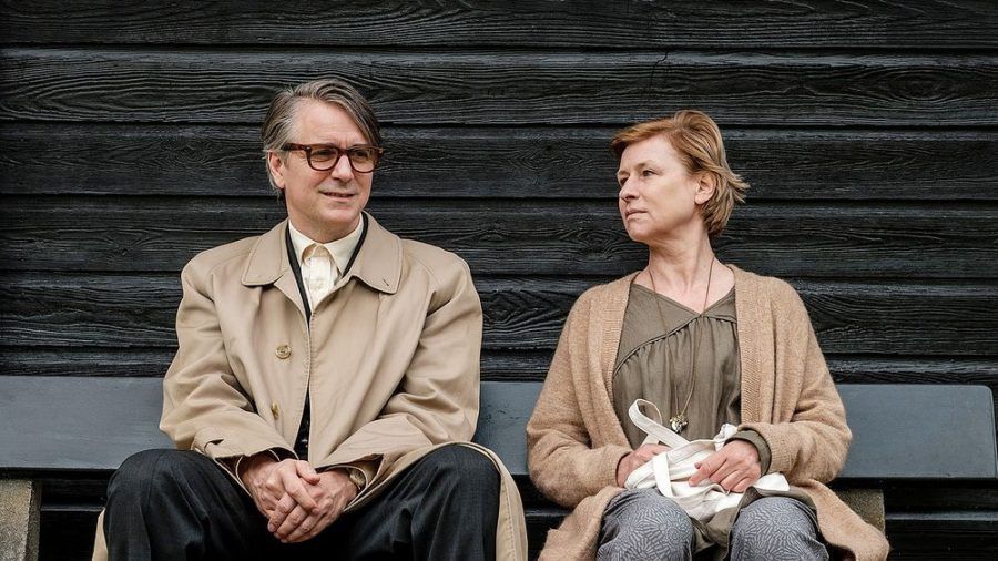 "Ruhe! Hier stirbt Lothar": Lothar (Jens Harzer) lernt im Hospiz Rosa (Corinna Harfouch) kennen und entwickelt Gefühle für sie. (cg/spot)