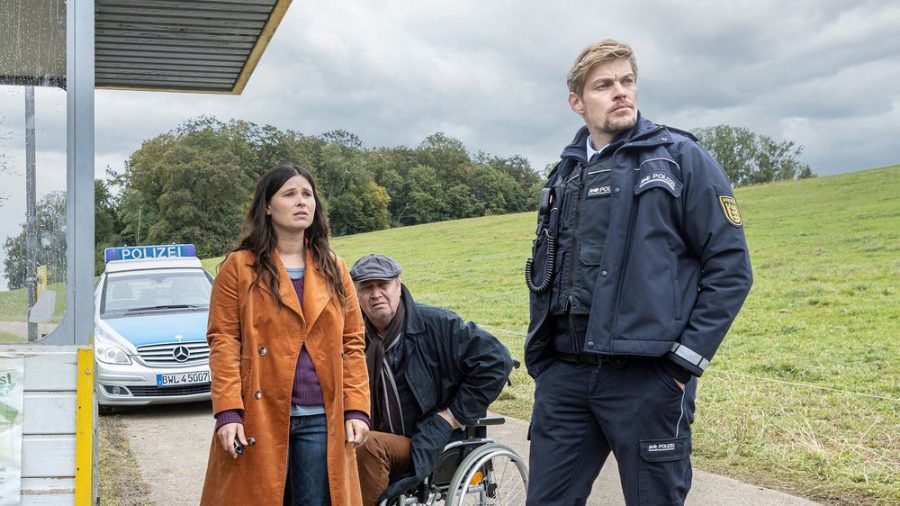 "Die Bestatterin - Die unbekannte Tote": Lisa (Anna Fischer) und Alfons (Artus Maria Matthiessen) sind von Polizist Andi (Helgi Schmid) gerufen worden. (cg/spot)