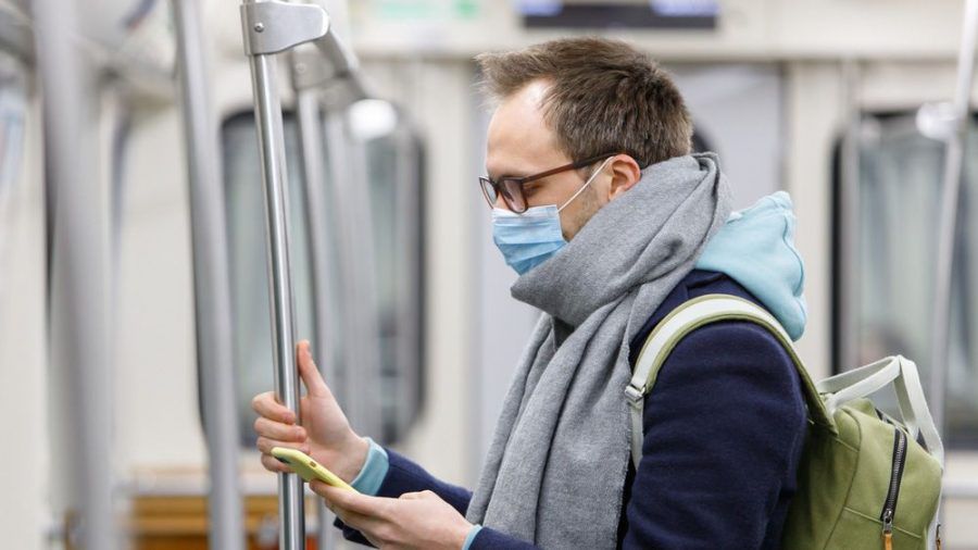 In den öffentlichen Verkehrsmitteln und Geschäften müssen nun OP-Masken oder FFP2-Masken getragen werden (stk/spot)