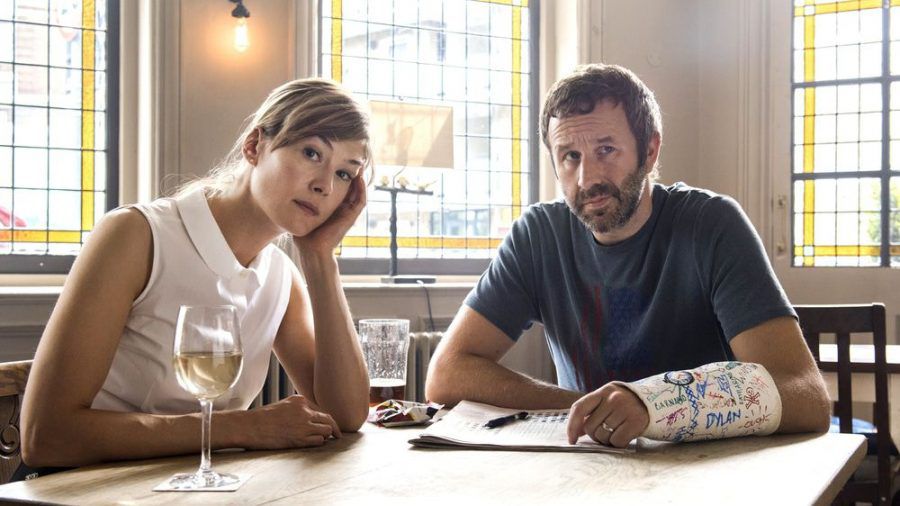 "State of the Union": Haben Tom (Chris O'Dowd) und Louise (Rosamund Pike) wirklich nur noch die gemeinsame Leidenschaft Kreuzworträtsel? (ili/spot)
