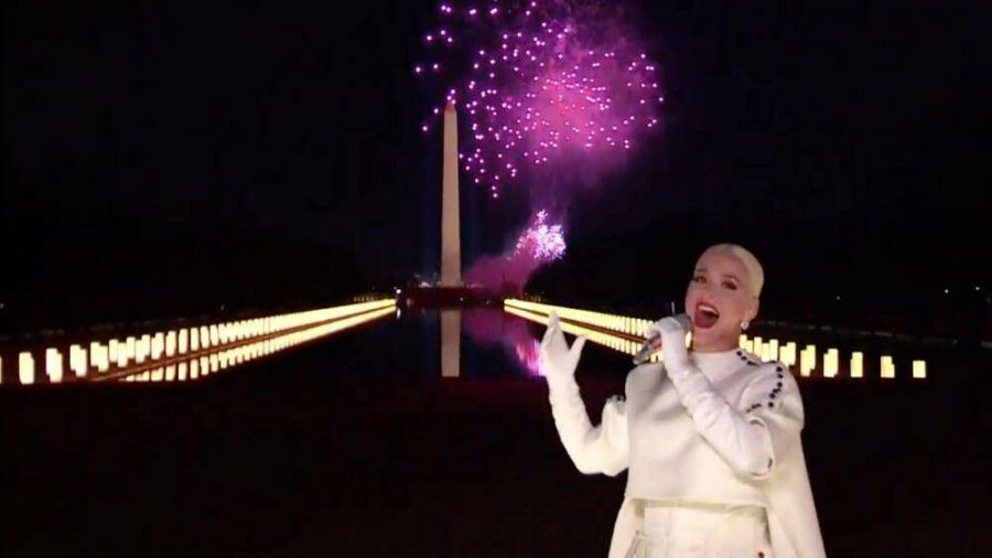 Katy Perry spielte "Fireworks" - vor Feuerwerk (mia/spot)