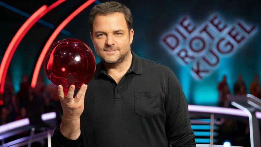 Martin Rütter führt durch die neue Show (mia/spot)