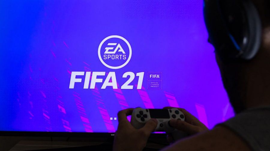 Ein Mann vor einer Partie "FIFA 21" (wue/spot)