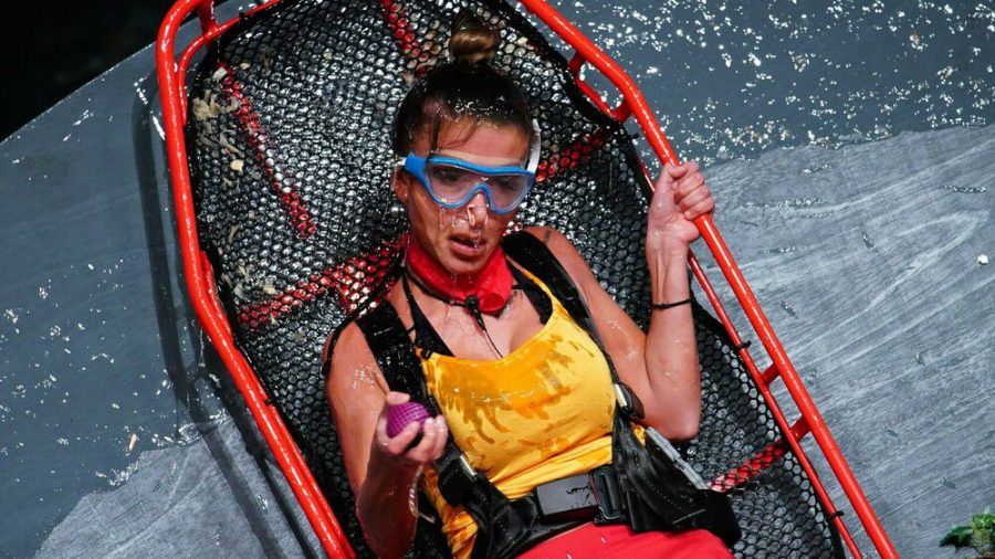 Christina Dimitriou setzt beim "Unglücksrad" zum Wurf an (rto/spot)