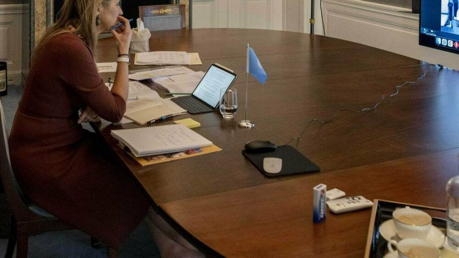 Die schuhlose Máxima der Niederlande bei ihrem Meeting. (jom/spot)
