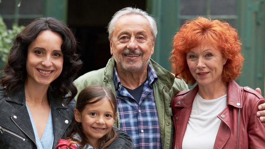 Wolfgang Stumph umringt von seiner "Stubbe"-Filmfamilie, gespielt von Stephanie Stumph (l.), Greta Kasalo und Heike Trinker (r.). (ili/spot)