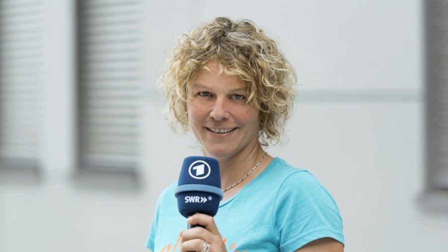 Wird das Finale der Fußball-Europameisterschaft 2021 kommentieren: Julia Metzner (stk/spot)