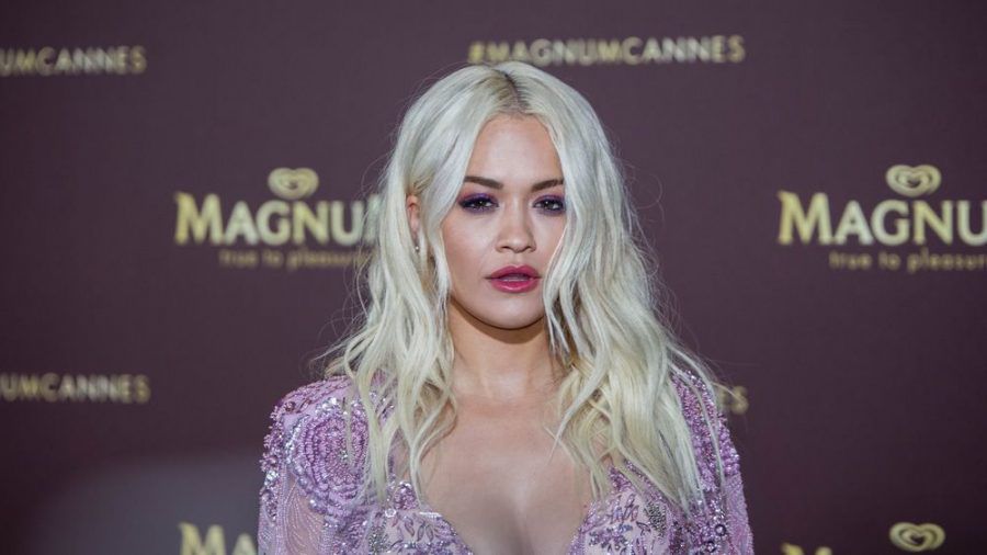 Rita Ora erntet für ihre illegale Geburtstagsparty im November 2020 immer noch Kritik. (amw/spot)