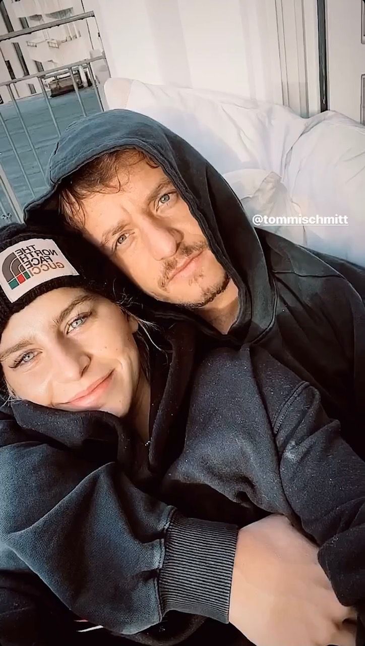 Ganz Offiziell: Caro Daur und Tommi Schmitt kuscheln