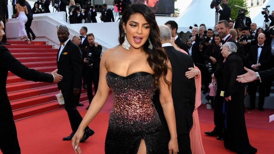 Priyanka Chopras Kleid reißt kurz vor dem roten Teppich