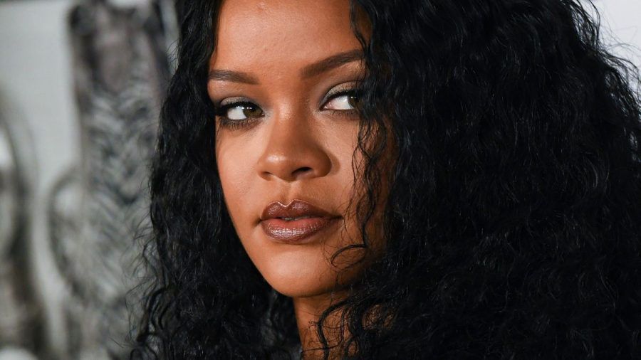 Rihanna zeigt sich hier megahot in Unterwäsche