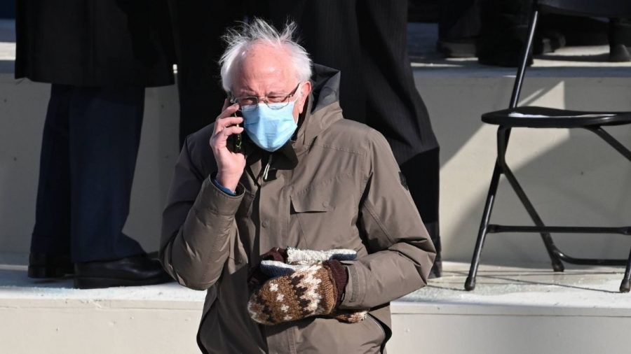 Video: Fäustlinge von Bernie Sanders stehlen Joe Biden die Show