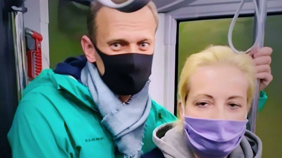 Video: Bei Ankunft Festnahme – Mit Nawalny im Flieger nach Moskau
