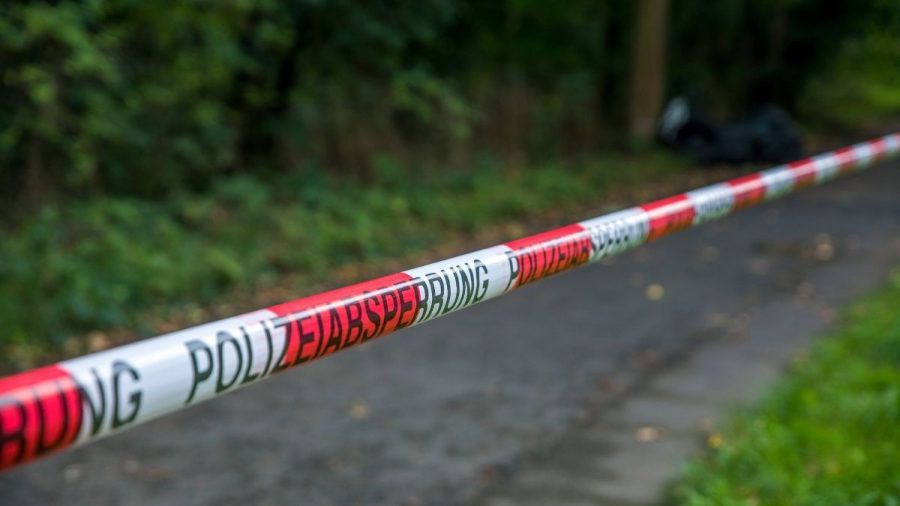 Video: RAF-Versteck? 40 Jahre alter Erdbunker im Wald entdeckt