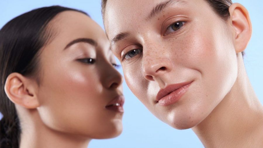 Trend-Test: Wie gut funktioniert der Beauty-Hack Glass Skin wirklich?