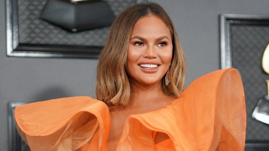 Nach Fehlgeburt & Operation: Chrissy Teigen zeigt ihren vernarbten Bauch