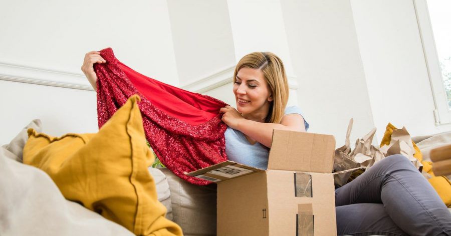 Freude beim Auspacken: Der Kauf und Verkauf von Secondhand-Mode im Netz findet vor allen zwischen Privatleuten statt.