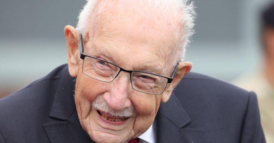 Tom Moore hat im vergangenen Jahr mit einem Spendenlauf knapp 32,8 Millionen britische Pfund für den Nationalen Gesundheitsdienst NHS in der Corona-Pandemie gesammelt.
