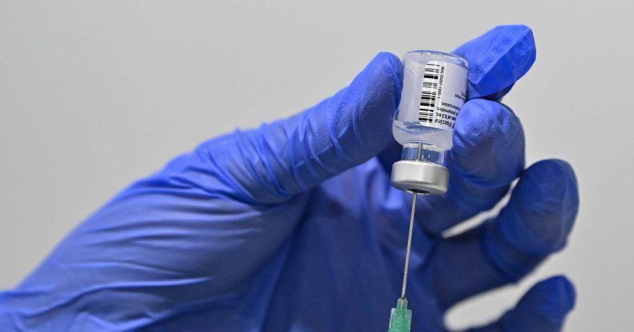 Eine Corona-Schutzimpfung mit dem Wirkstoff von Biontech/Pfizer wird im Impfzentrum Frankfurt (Oder) vorbereitet.